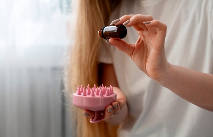 Mujer usando un producto de cuidado capilar