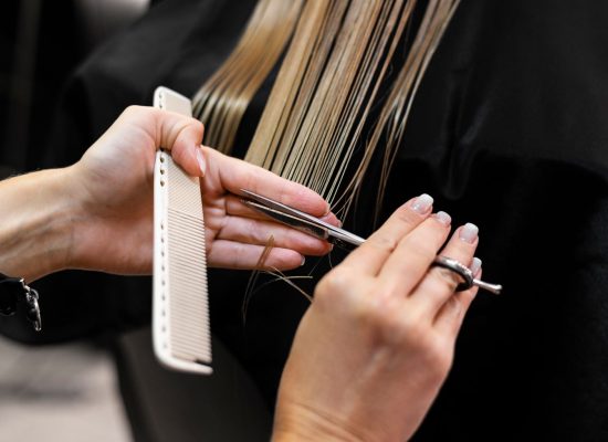 Mujer cortándose el pelo