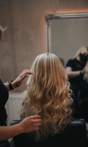 Mujer rubia nuevo peinado peluquería