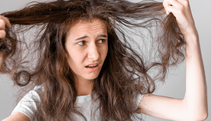 Mujer con el pelo enredado