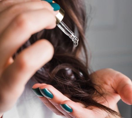 Mujer usando un Serum para su cabello
