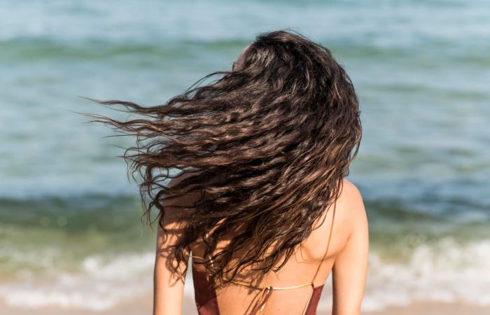 Mujer con el cabello mirando al sol
